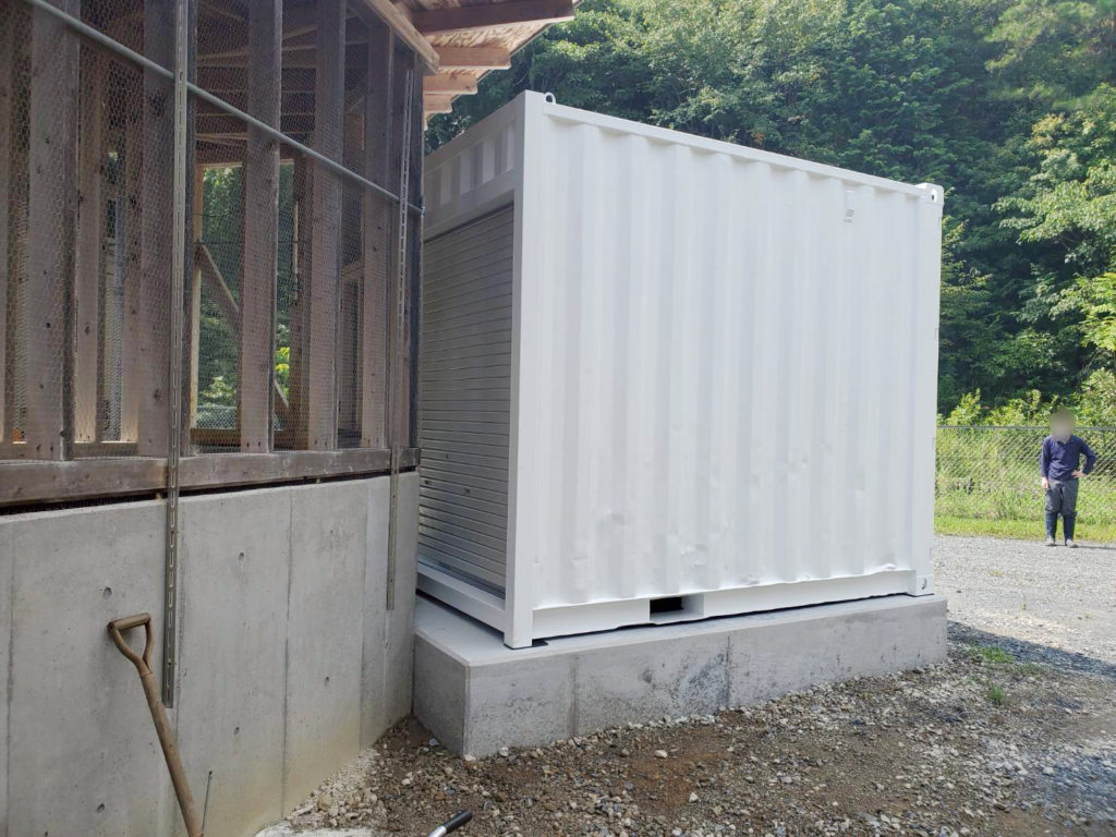 茨城県城里町に設置された観音扉付き10ftコンテナRe（ゲート用途・遮熱白塗装）