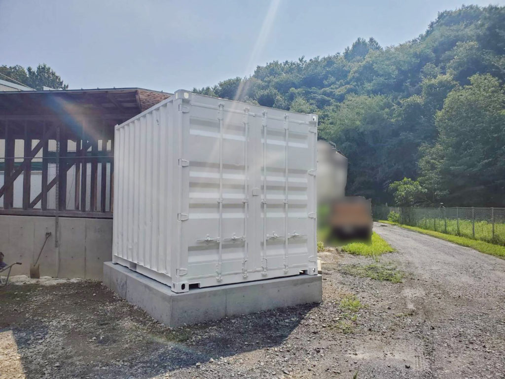 茨城県城里町に設置された観音扉付き10ftコンテナRe（ゲート用途・遮熱白塗装）