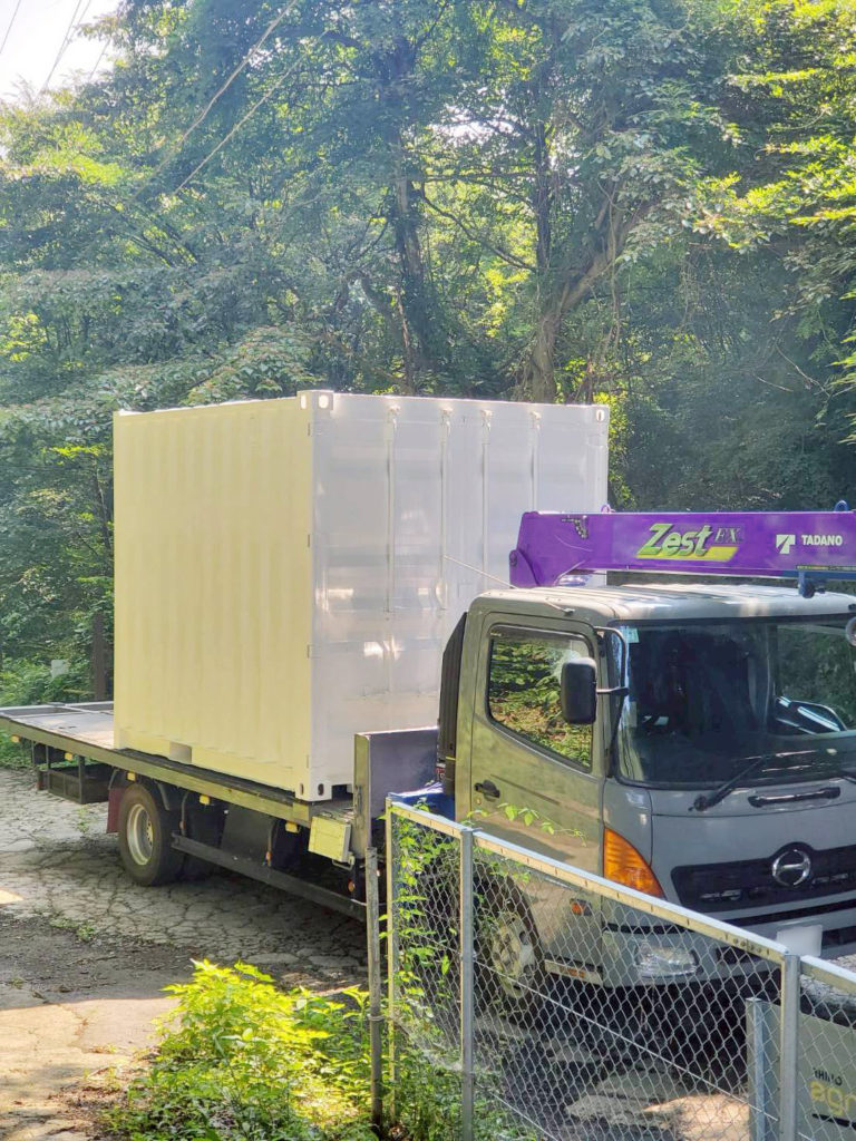 茨城県城里町に設置された観音扉付き10ftコンテナRe納品風景