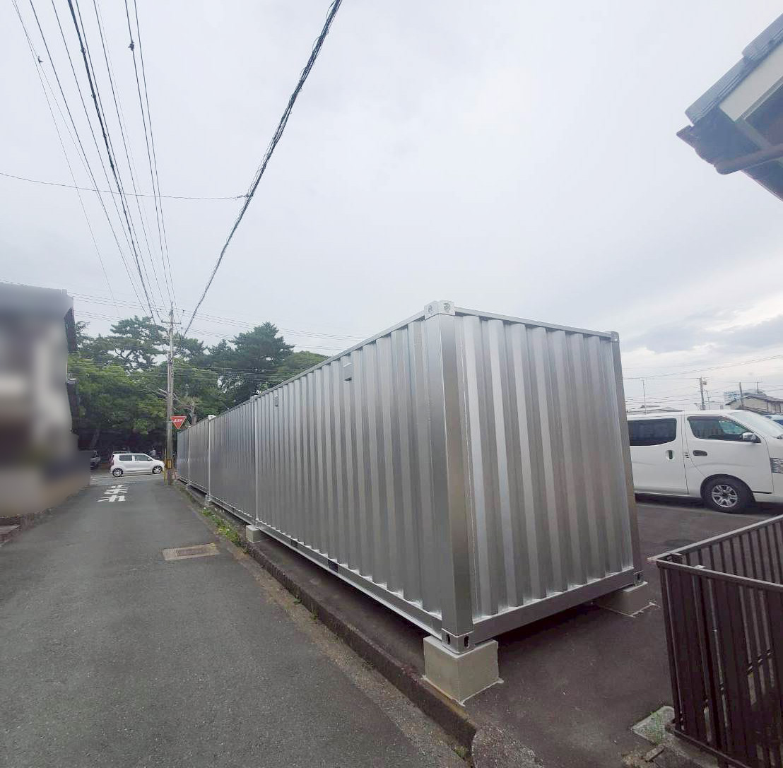 浜松市中央区に設置されたシルバー塗装のトランクボックスコンテナ(トランクルーム運営用途)追加納品