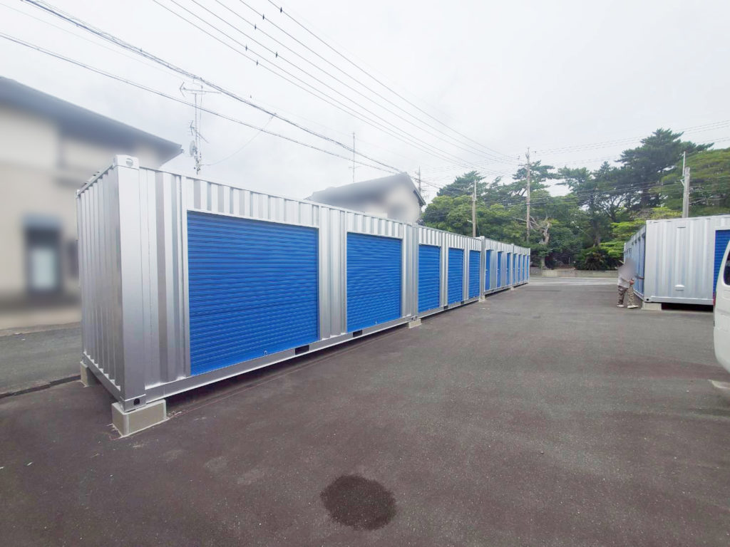 浜松市中央区に設置されたシルバー塗装のトランクボックスコンテナ(トランクルーム運営用途)