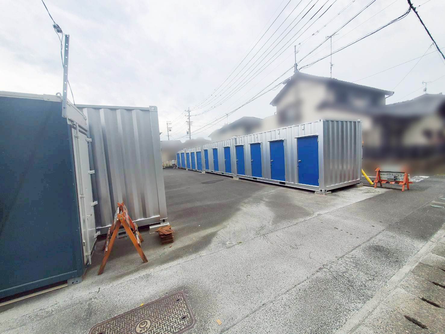 浜松市中央区に設置されたシルバー塗装のトランクボックスコンテナ(トランクルーム運営用途)外観