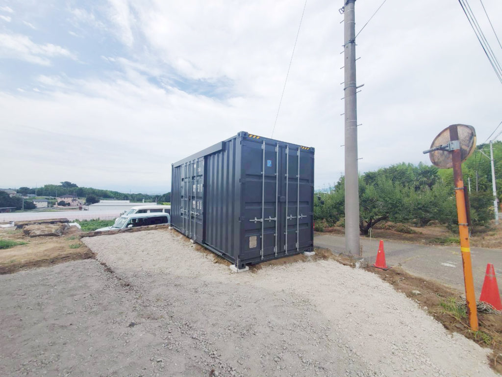 群馬県前橋市｜観音扉スライディングドア付きNEWVAN20ftコンテナハイキューブサイドオープン（新造/グレー）設置事例｜自宅倉庫