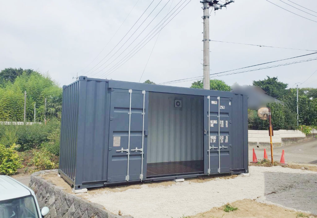 群馬県前橋市｜観音扉スライディングドア付きNEWVAN20ftコンテナハイキューブサイドオープン（新造/グレー）設置事例｜自宅倉庫