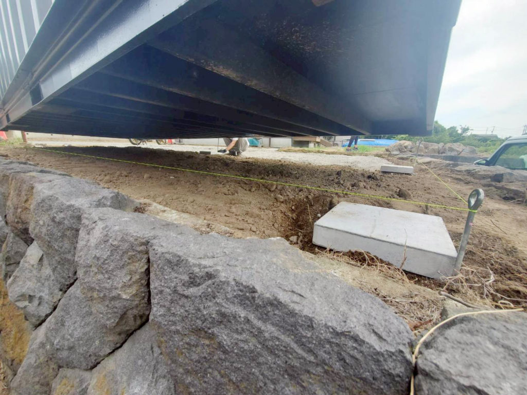 群馬県前橋市｜観音扉スライディングドア付きNEWVAN20ftコンテナハイキューブサイドオープン（新造/グレー）設置事例　ブロック