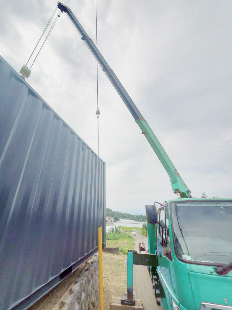 群馬県前橋市｜観音扉スライディングドア付きNEWVAN20ftコンテナハイキューブサイドオープン（新造/グレー）設置風景