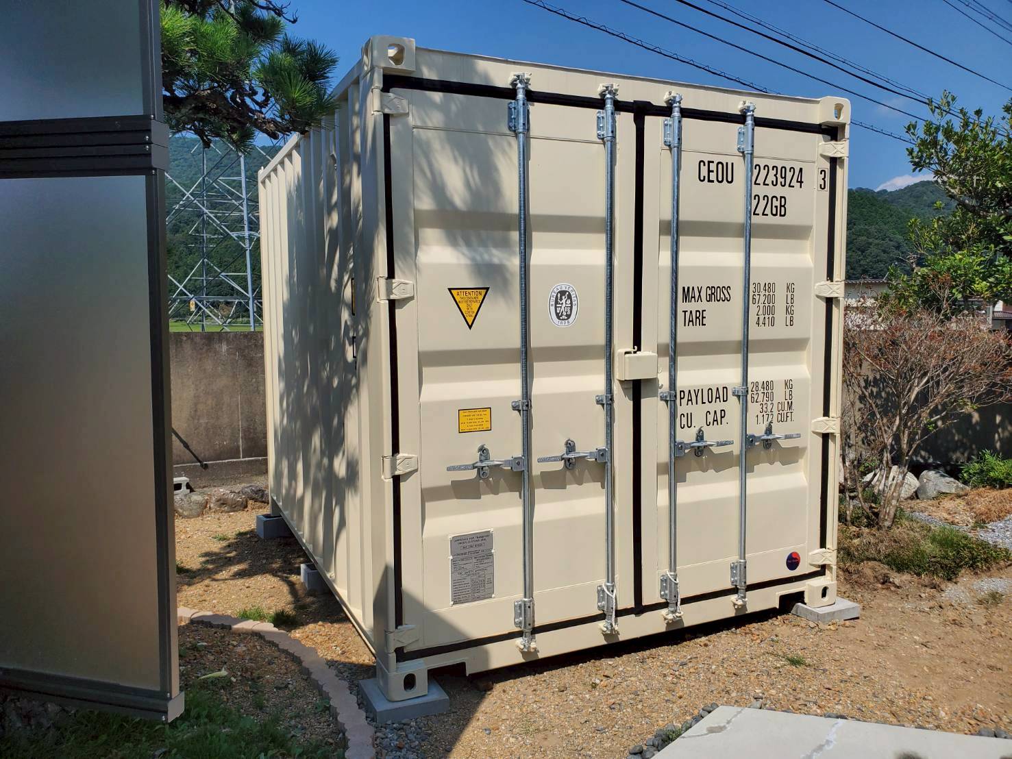 揖斐川町谷汲に設置された観音扉付き10ftコンテナRe（アイボリー・倉庫用途）
