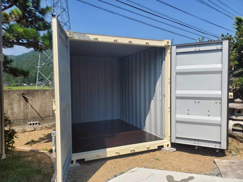 揖斐川町谷汲に設置された観音扉付きNEWVAN10ftコンテナRe（アイボリー・倉庫用途）