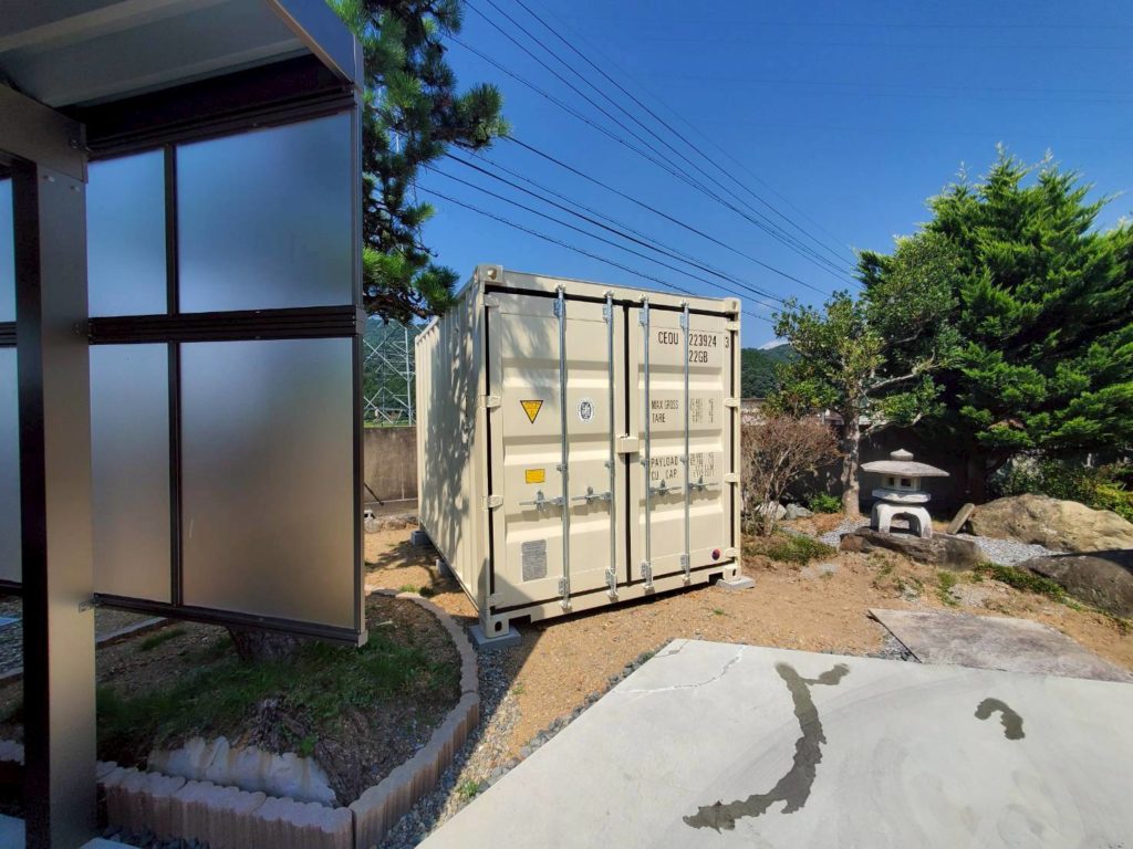 揖斐川町谷汲に設置された観音扉付きNEWVAN10ftコンテナRe（アイボリー・倉庫用途）外観