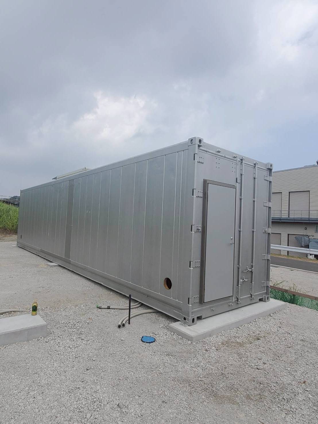 愛知県知多郡に設置されたリーファー冷凍冷蔵コンテナ40ft(椎茸栽培用途・ドア窓付き)