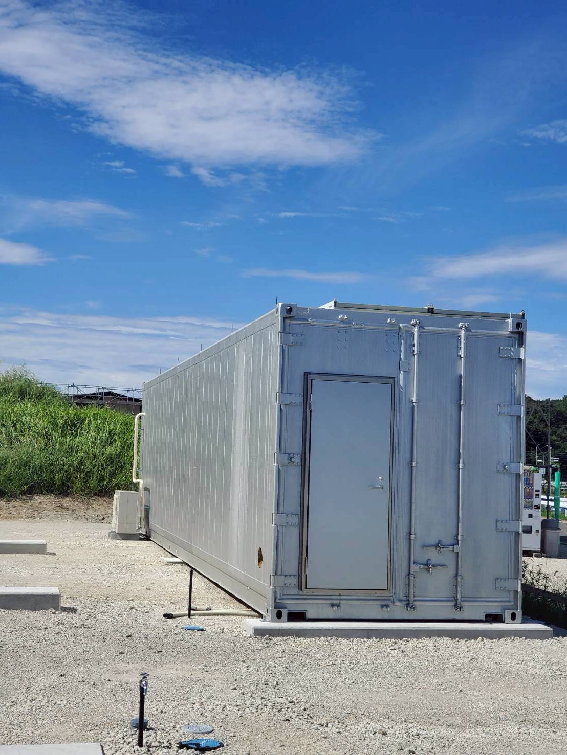 愛知県知多郡に設置されたリーファー冷凍冷蔵コンテナ40ft(椎茸栽培用途・ドア窓付き)