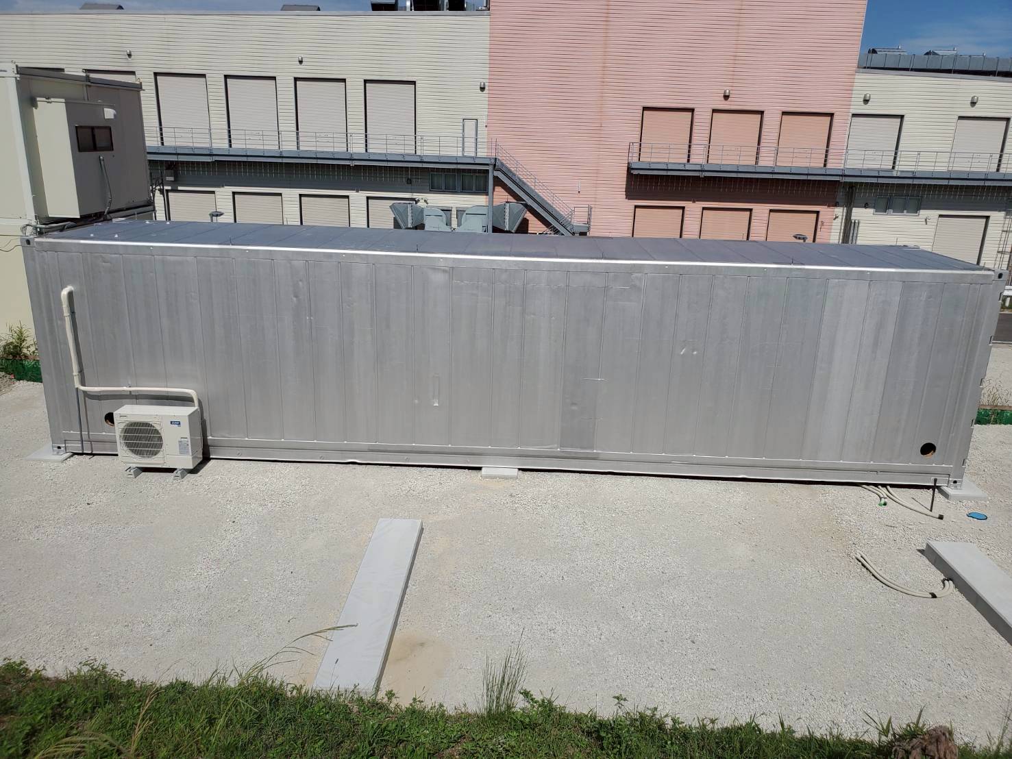 愛知県知多郡に設置されたリーファー冷凍冷蔵コンテナ40ft(椎茸栽培用途・ドア窓付き)