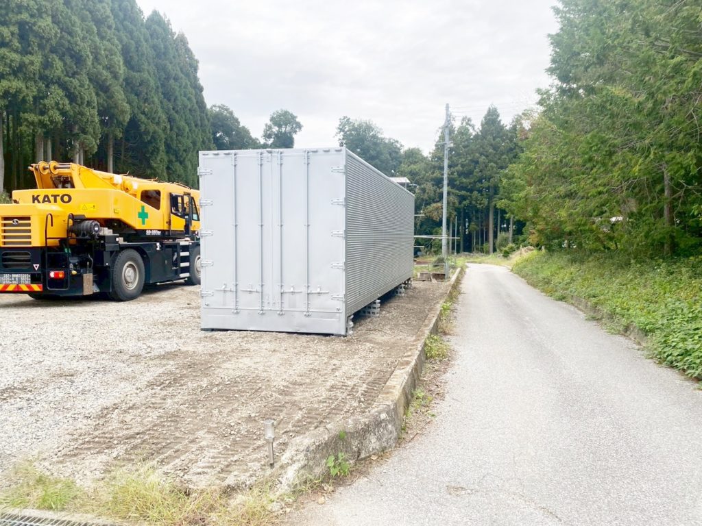 滋賀県長浜市 大型保冷コンテナ シルバー塗装