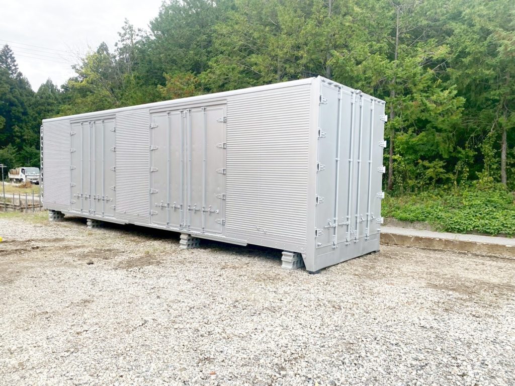 滋賀県長浜市 大型保冷コンテナ シルバー塗装