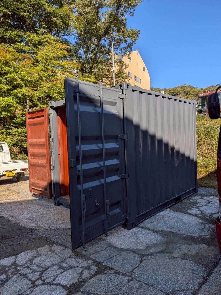 滋賀県長浜市
観音扉付き10ft中古
ダークグレー塗装