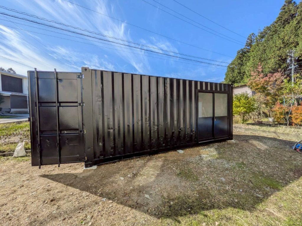 岐阜県高山市 20ft中古コンテナ ブラック 引き違い戸