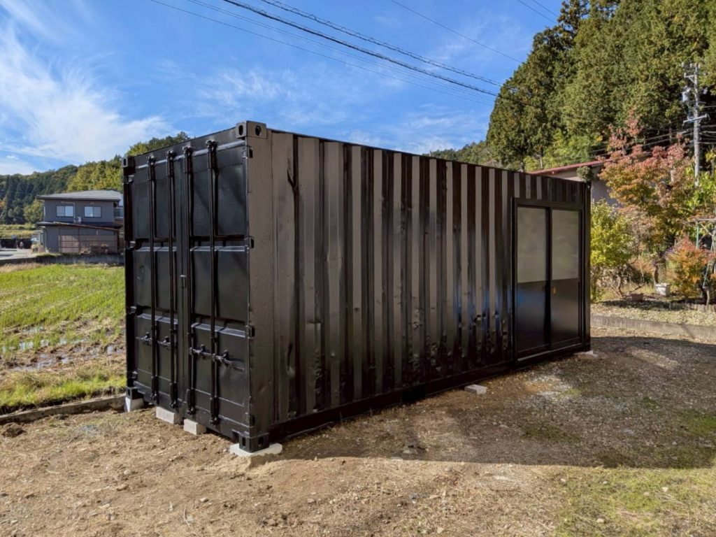 岐阜県高山市 20ft中古コンテナ ブラック 引き違い戸