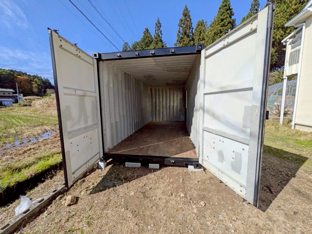 岐阜県高山市 20ft中古コンテナ ブラック 引き違い戸