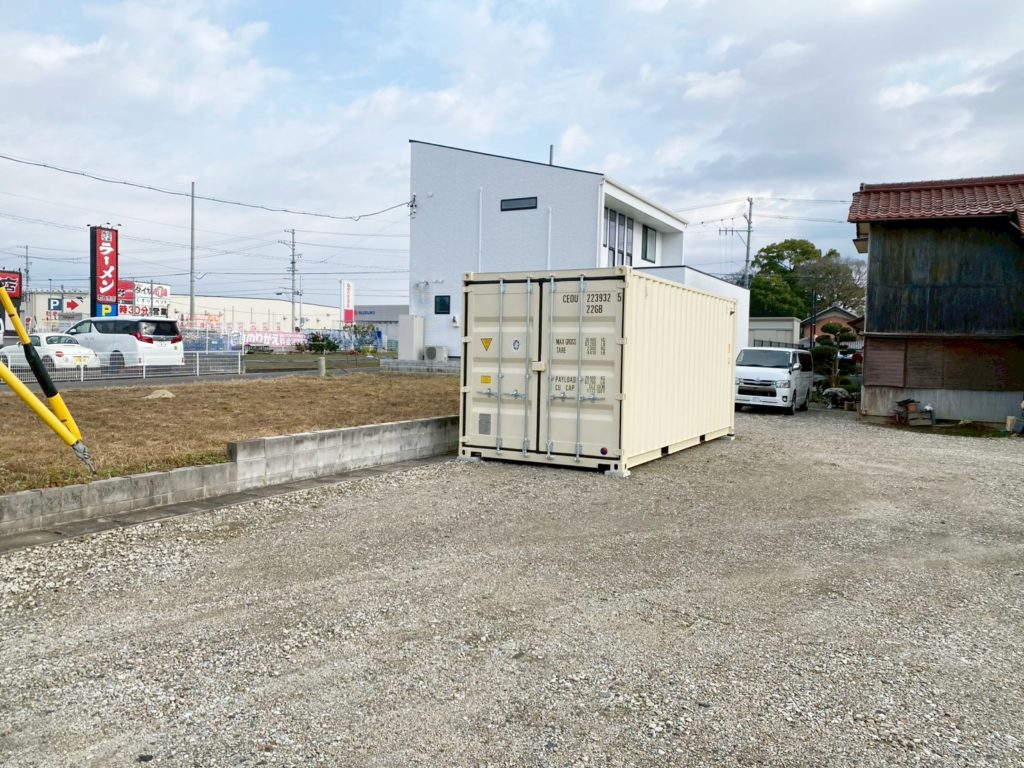 岐阜県本巣郡　NEWVAN20ftコンテナアイボリー ガラリ、入線穴