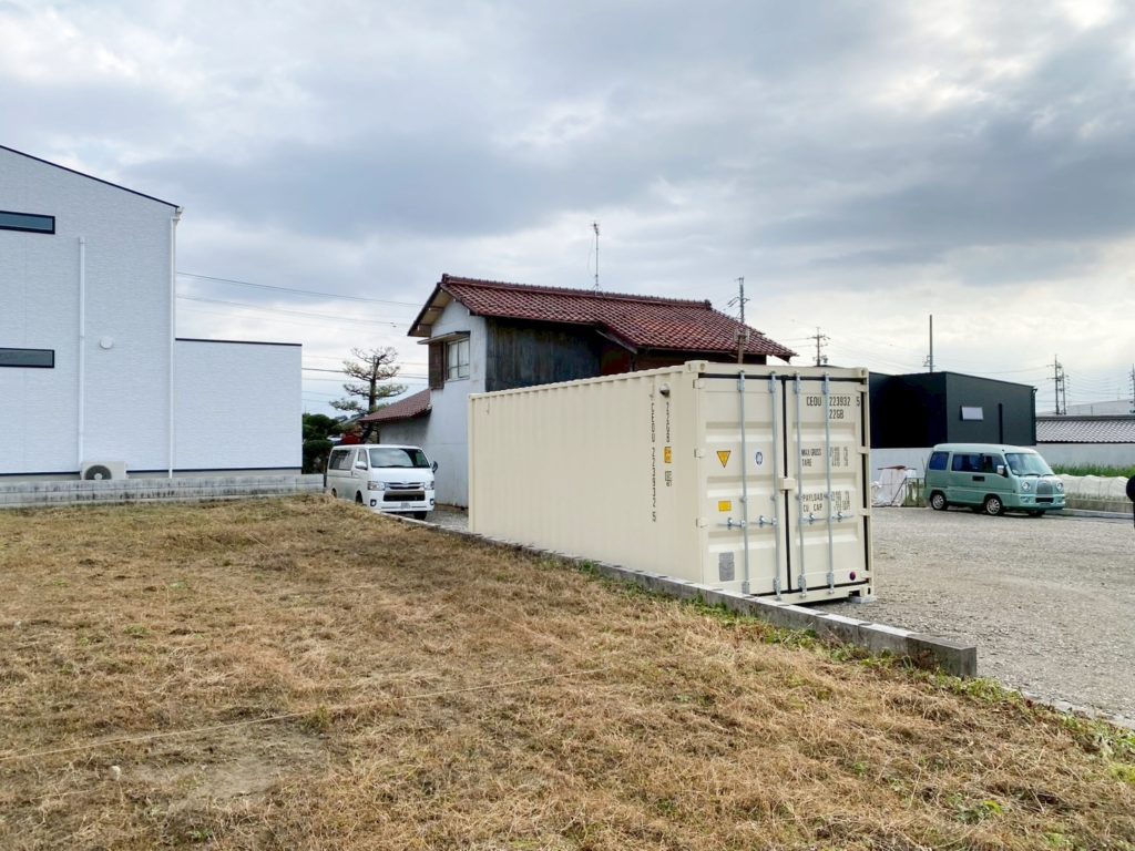 岐阜県本巣郡　NEWVAN20ftコンテナアイボリー ガラリ、入線穴