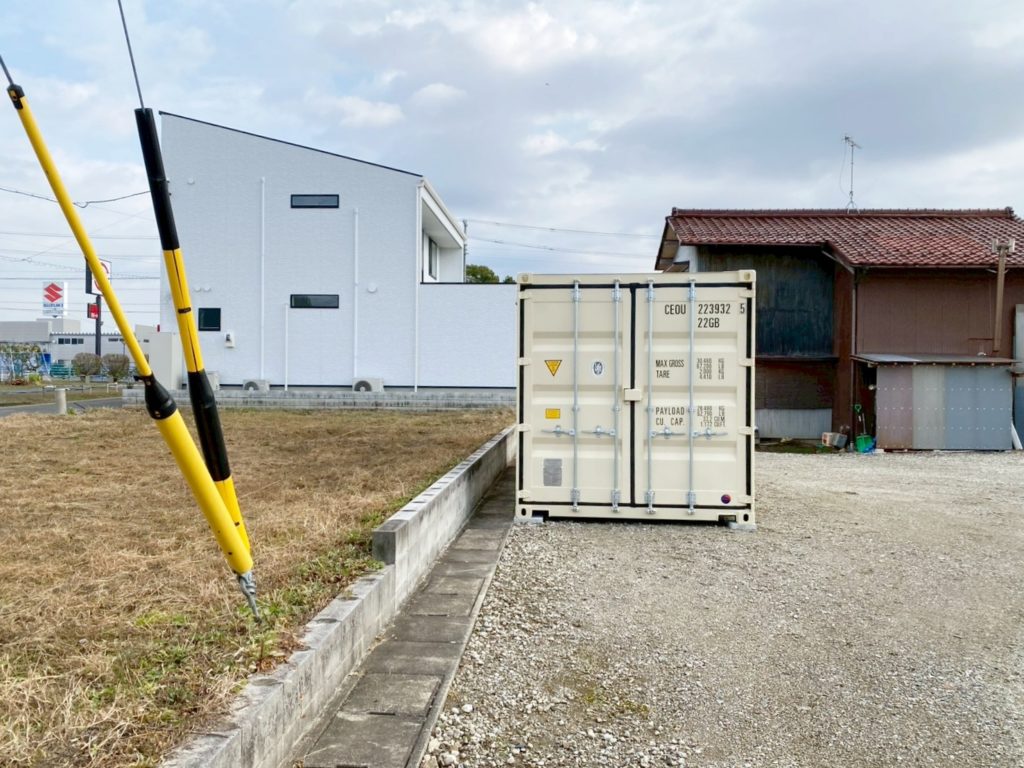 岐阜県本巣郡　NEWVAN20ftコンテナアイボリー
ガラリ、入線穴