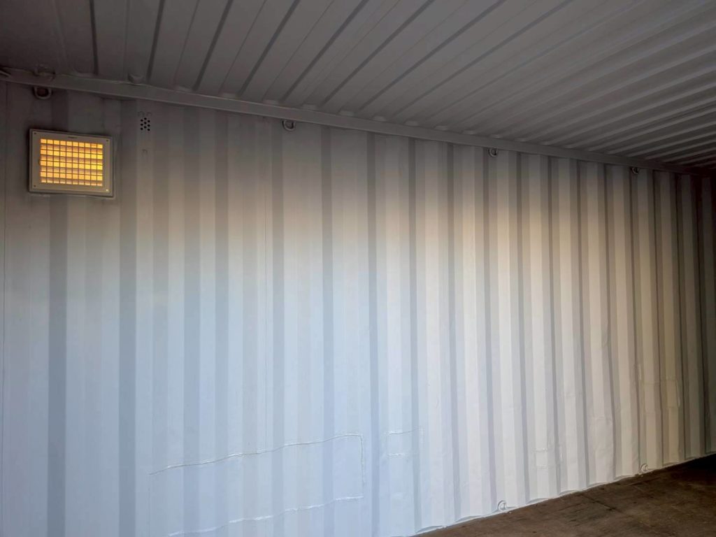 兵庫県尼崎市
20ft中古コンテナ
フルシャッター
換気口付き
シルバー塗装