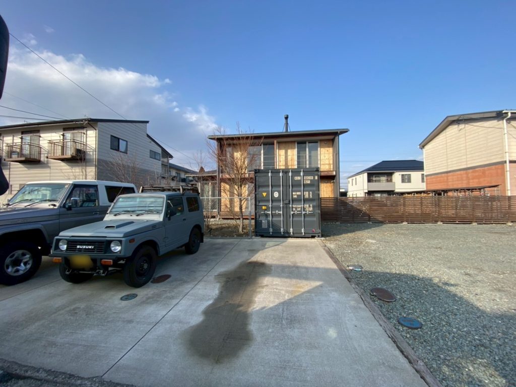 長野県長野市NEWVAN15ftコンテナRe グレー FIX窓、丸形ステンレスフードガラリ、フラッシュドア