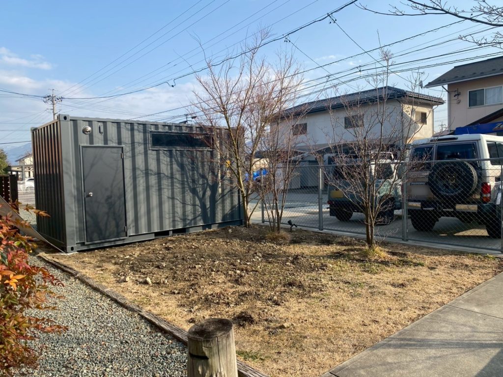 長野県長野市NEWVAN15ftコンテナRe グレー FIX窓、丸形ステンレスフードガラリ、フラッシュドア