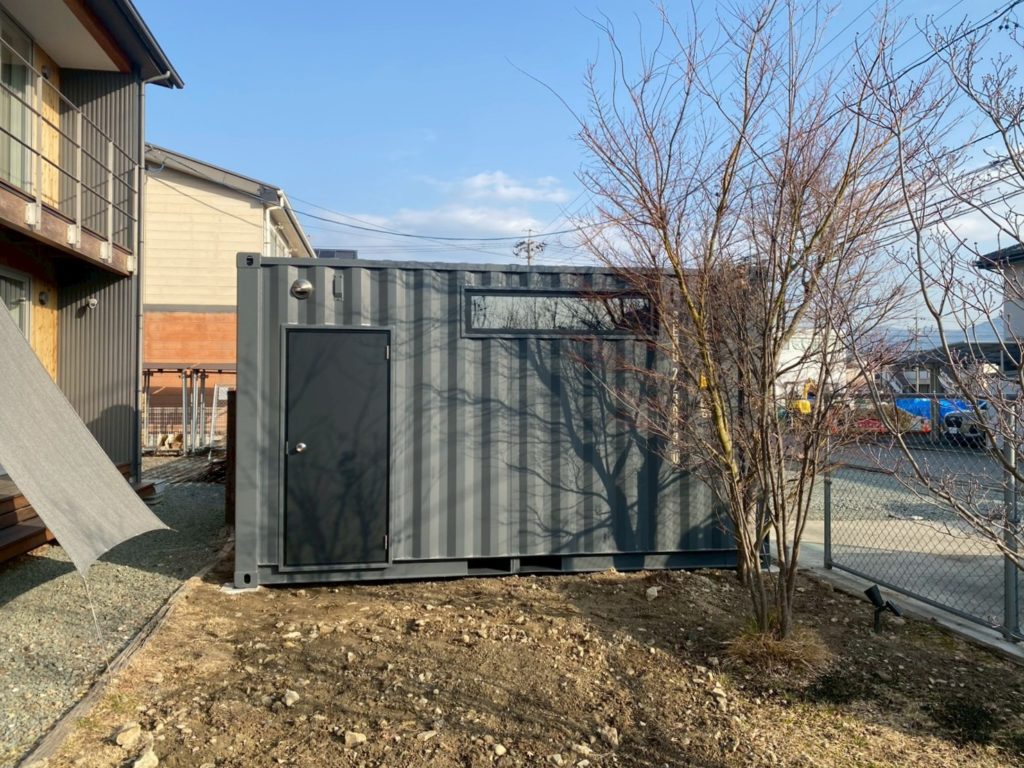 長野県長野市NEWVAN15ftコンテナRe グレー FIX窓、丸形ステンレスフードガラリ、フラッシュドア